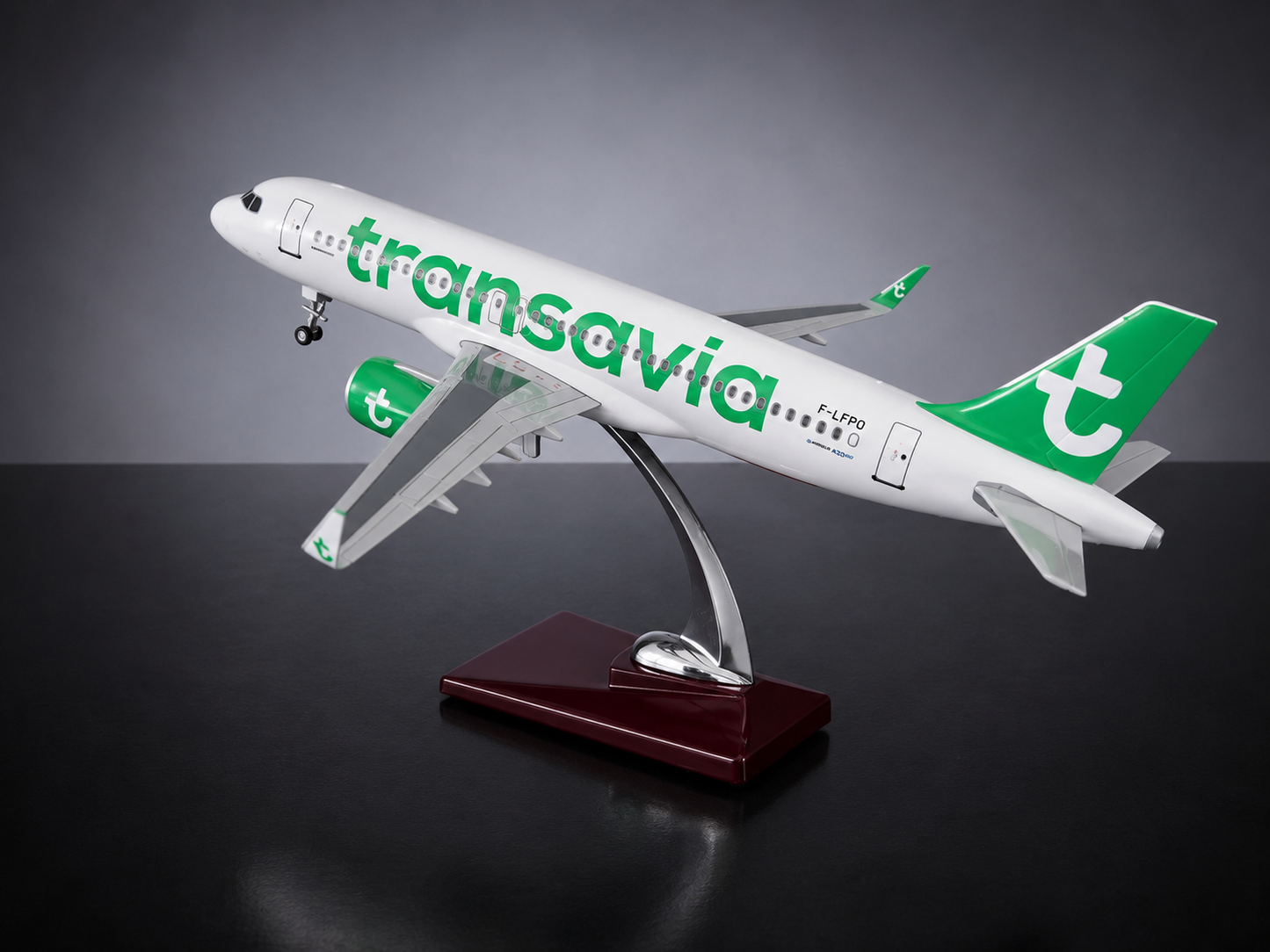Airbus A320neo Transavia 1:100 37cm en résine avec Led Finition Premium