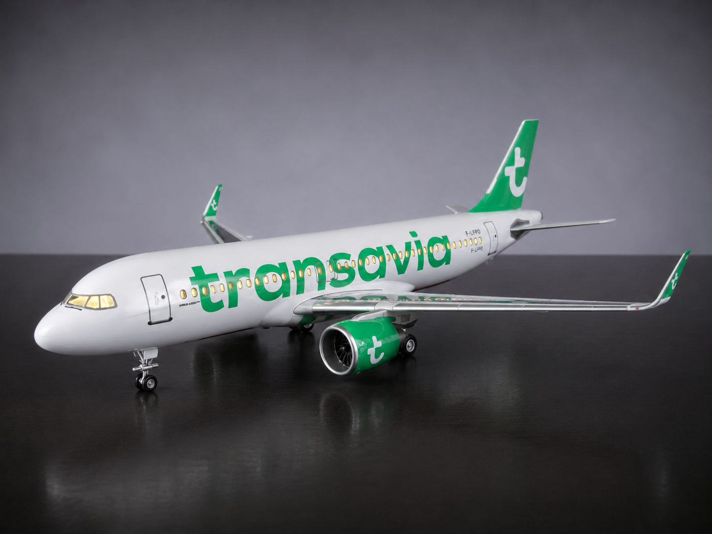 Airbus A320neo Transavia 1:100 37cm en résine avec Led Finition Premium